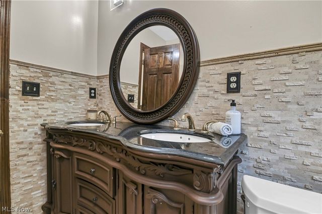 3637 Hunter Drive, North Olmsted, OH 44070