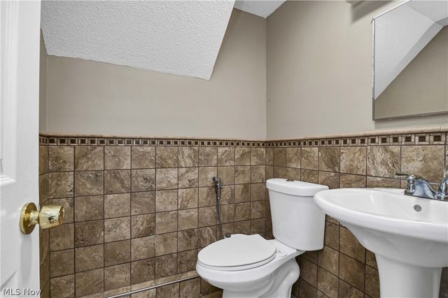 3637 Hunter Drive, North Olmsted, OH 44070