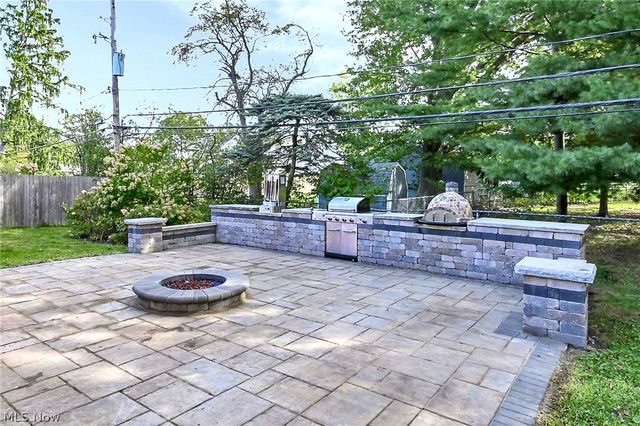 3637 Hunter Drive, North Olmsted, OH 44070