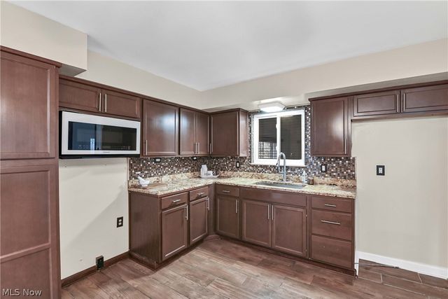 3637 Hunter Drive, North Olmsted, OH 44070