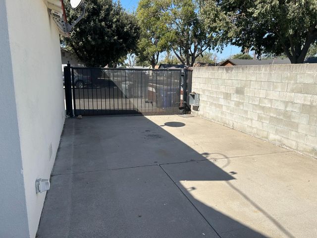 1906 W Saratoga Dr, Modesto, CA 95350