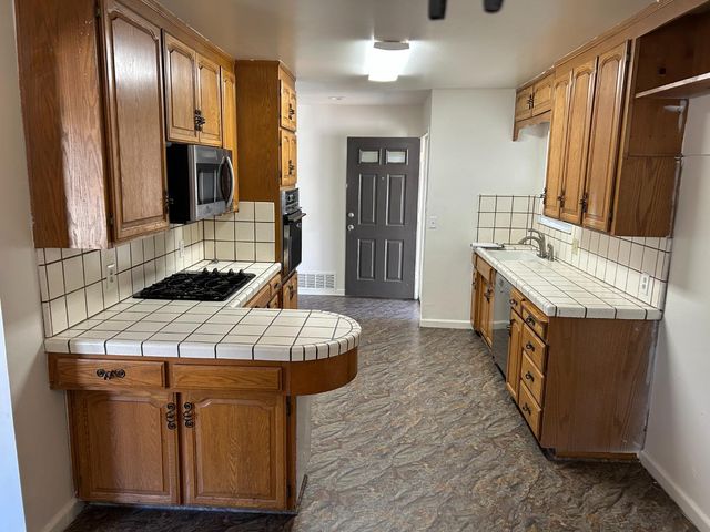1906 W Saratoga Dr, Modesto, CA 95350