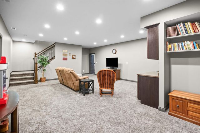 869 Commodores Cir Circle, Lafayette, IN 47909
