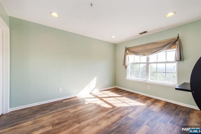 146 Summit Ridge 1406, Pompton Lakes, NJ 07442