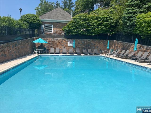 146 Summit Ridge 1406, Pompton Lakes, NJ 07442