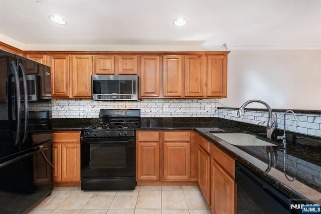 146 Summit Ridge 1406, Pompton Lakes, NJ 07442