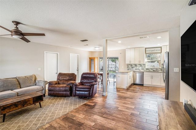 909 SILVER RIDGE WAY, Valrico, FL 33594