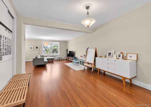241-20 Northern Blvd 6K, Douglaston, NY 11362