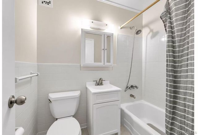 241-20 Northern Blvd 6K, Douglaston, NY 11362