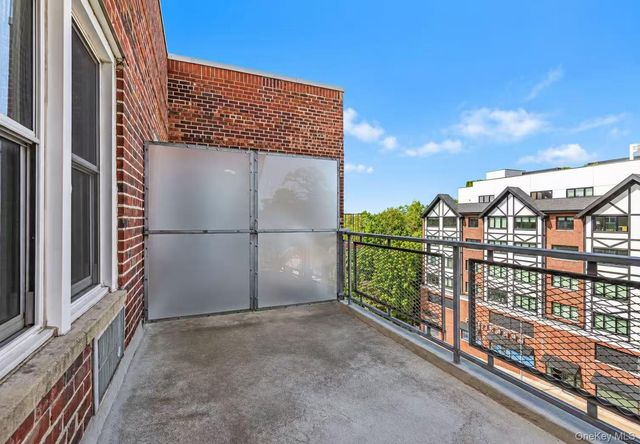 241-20 Northern Blvd 6K, Douglaston, NY 11362