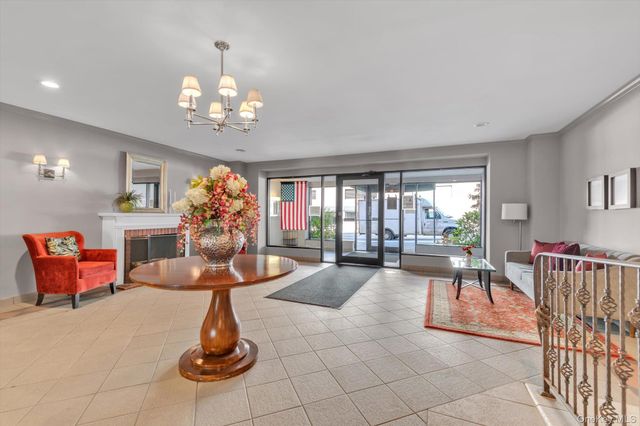241-20 Northern Blvd 6K, Douglaston, NY 11362