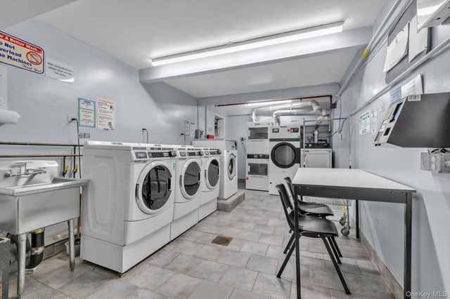 241-20 Northern Blvd 6K, Douglaston, NY 11362