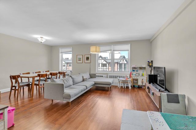 241-20 Northern Blvd 6K, Douglaston, NY 11362