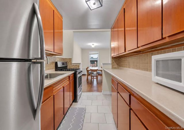 241-20 Northern Blvd 6K, Douglaston, NY 11362