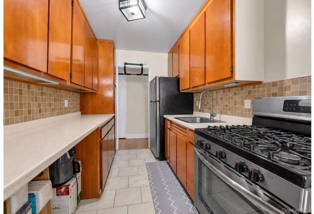 241-20 Northern Blvd 6K, Douglaston, NY 11362