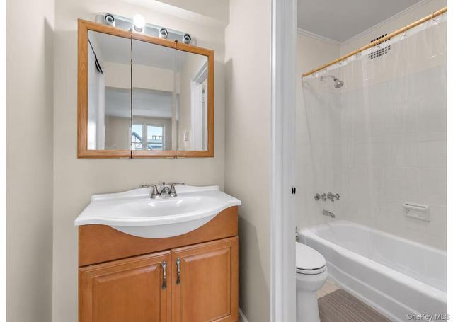 241-20 Northern Blvd 6K, Douglaston, NY 11362