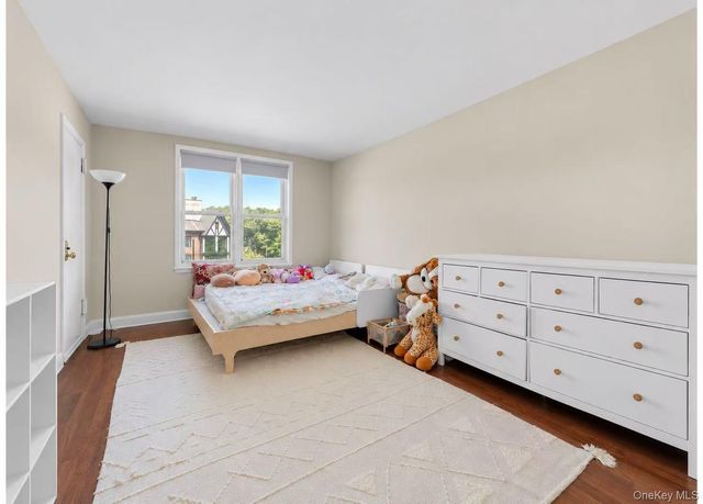 241-20 Northern Blvd 6K, Douglaston, NY 11362