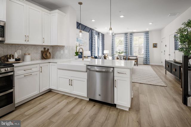 19550 VILLAGE WALK DR, Montgomery Village, MD 20886