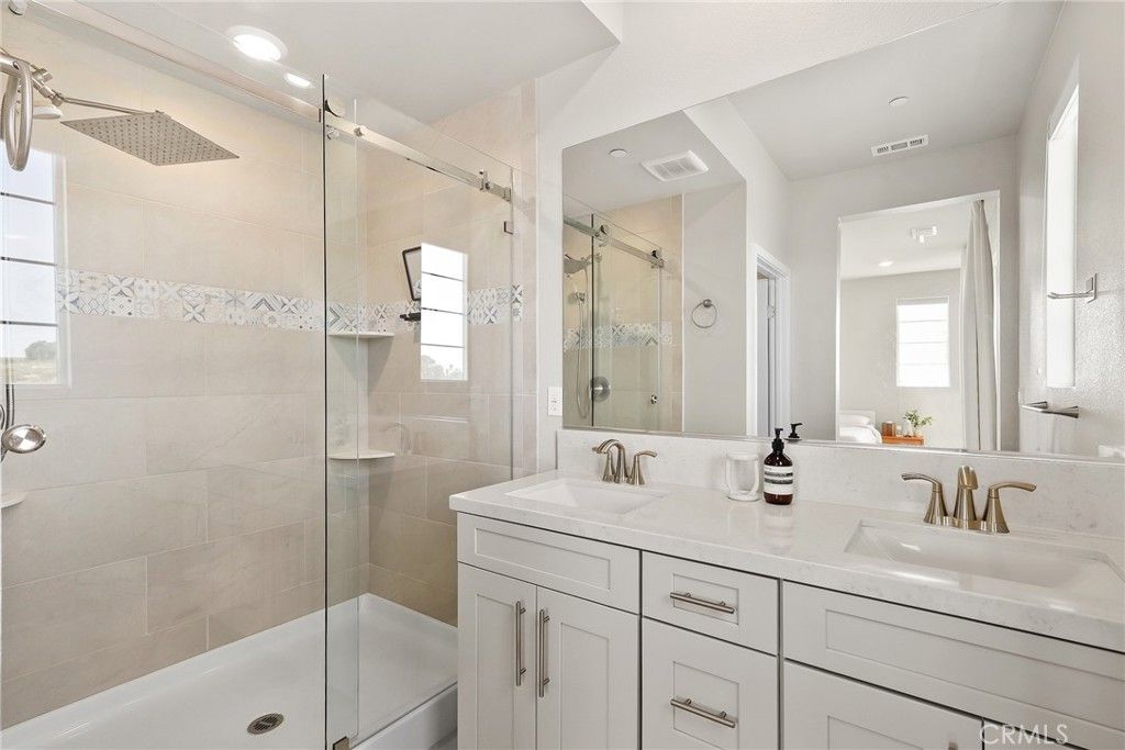 Image 16 of property listing at 1421 W Sunrise Lane, San Pedro, CA 90732