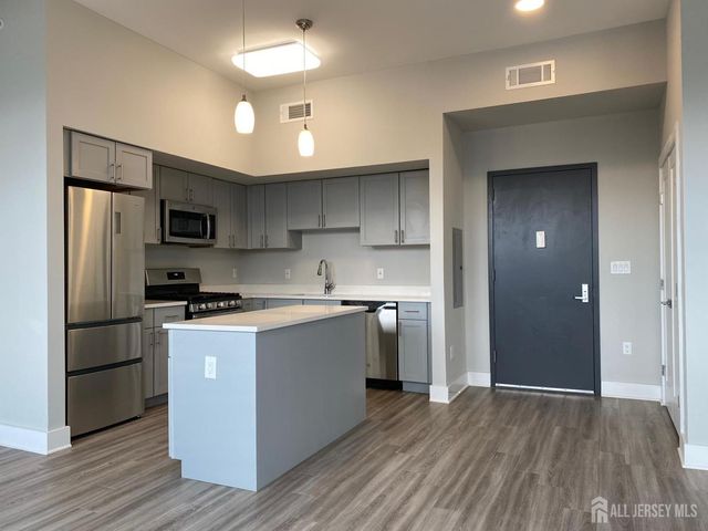 22 Center Street 302, Metuchen, NJ 08840