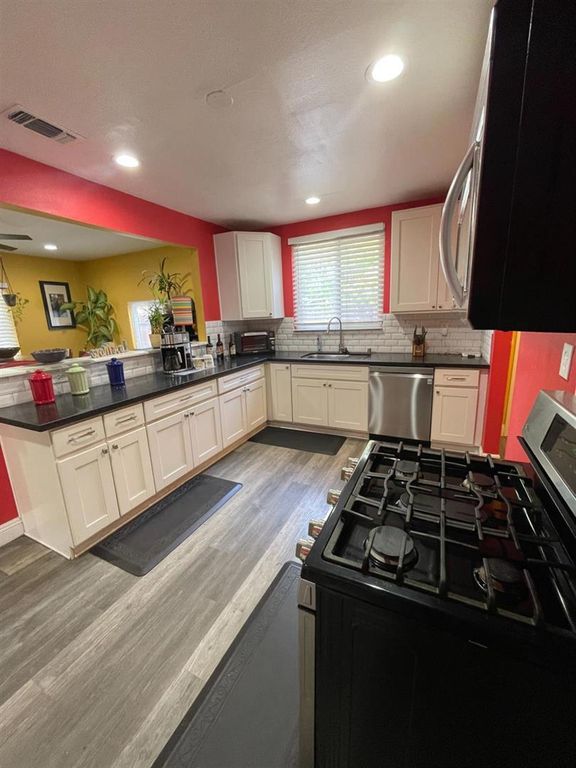 Image 10 of property listing at 3740 26th Avenue, Sacramento, CA 95820