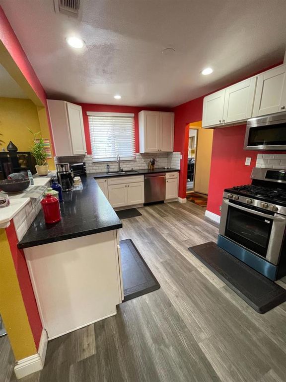 Image 11 of property listing at 3740 26th Avenue, Sacramento, CA 95820