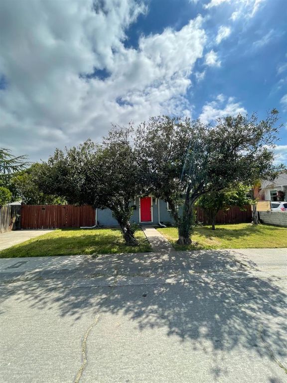 Image 4 of property listing at 3740 26th Avenue, Sacramento, CA 95820