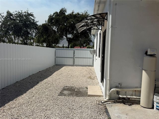 1880 NE 159th St, North Miami Beach, FL 33162