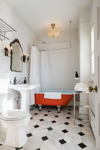 10 Old Route 9, Hyde Park, NY 12580