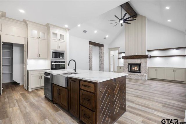 19461 Cedarpark Pl, Lindale, TX 75771