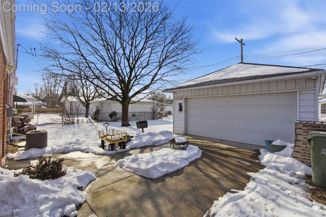 9290 Allen Road, Allen Park, MI 48101