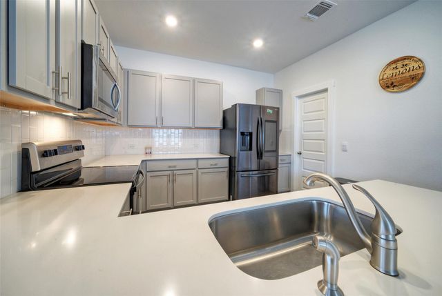 305 ELM CREEK DR, Hutto, TX 78634