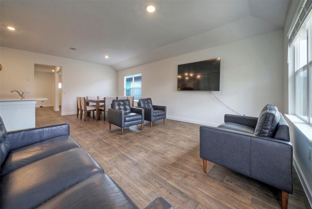 305 ELM CREEK DR, Hutto, TX 78634