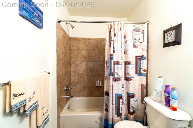 29726 Fox Run Circle, Warren, MI 48092
