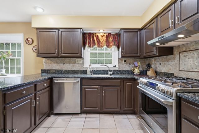41 Alpine Way, Raritan Boro, NJ 08869