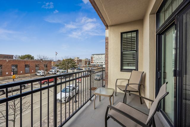 105 S Cottage Hill Avenue 204, Elmhurst, IL 60126