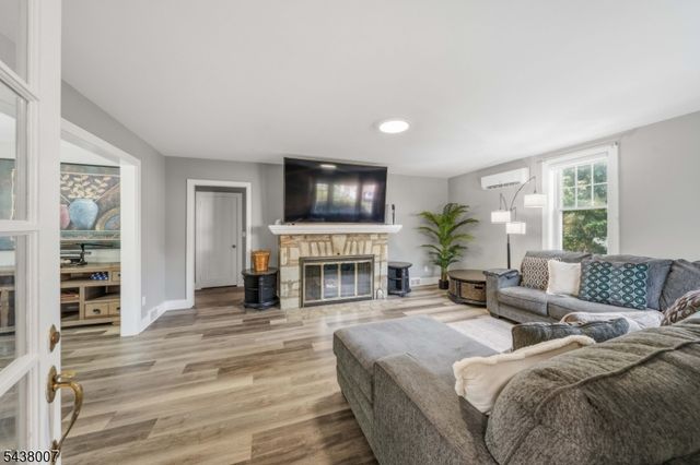 136 Glendale Dr, Ewing Twp., NJ 08618