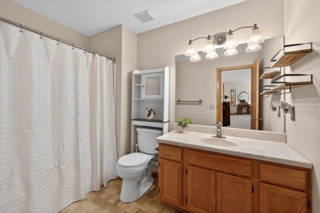 4065 Wilshire Circle 8, Shoreview, MN 55126