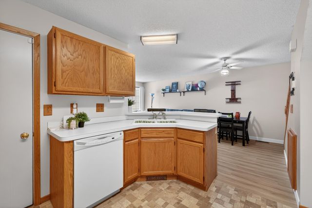 4065 Wilshire Circle 8, Shoreview, MN 55126