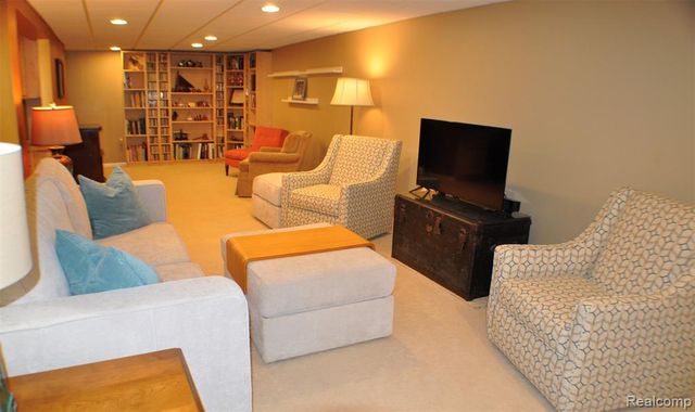 3593 Meadowleigh Lane, Waterford, MI 48329