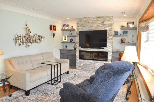 3593 Meadowleigh Lane, Waterford, MI 48329