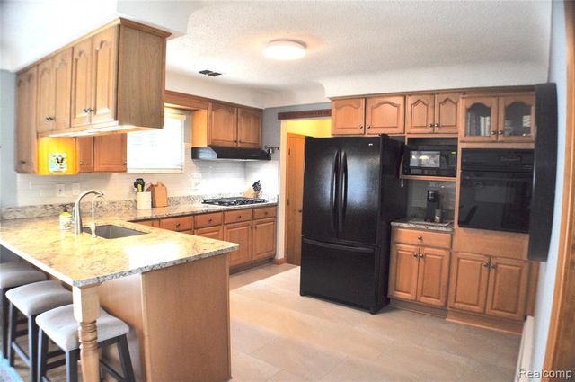 3593 Meadowleigh Lane, Waterford, MI 48329