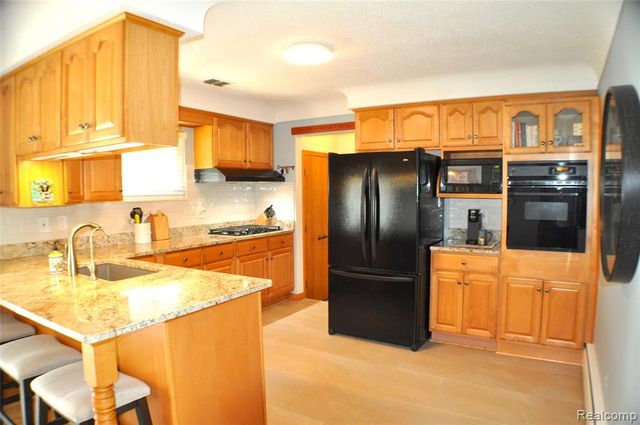 3593 Meadowleigh Lane, Waterford, MI 48329