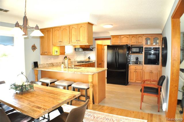 3593 Meadowleigh Lane, Waterford, MI 48329