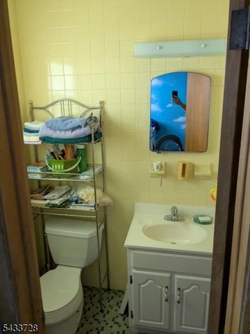49 Kipp Ave, Elmwood Park Boro, NJ 07407