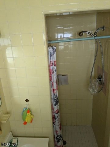 49 Kipp Ave, Elmwood Park Boro, NJ 07407