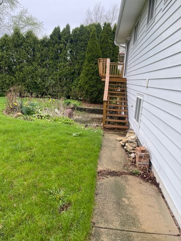 615 E Turner Avenue, Roselle, IL 60172