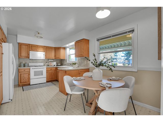 1023 Ne 172ND Ave, Portland, OR 97230