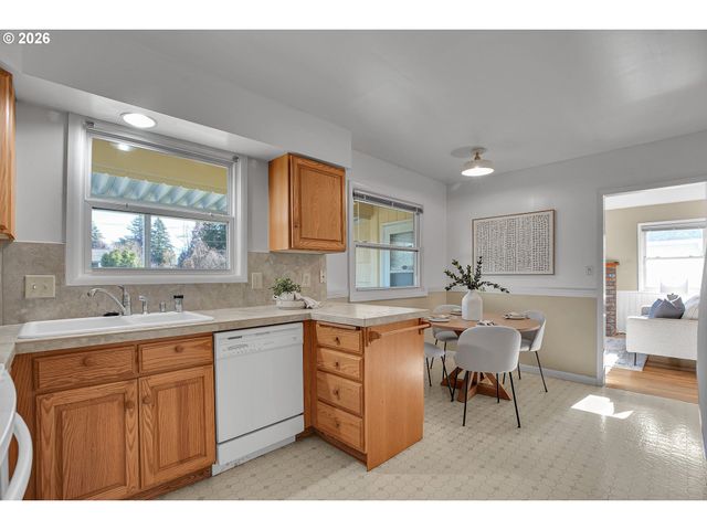 1023 Ne 172ND Ave, Portland, OR 97230