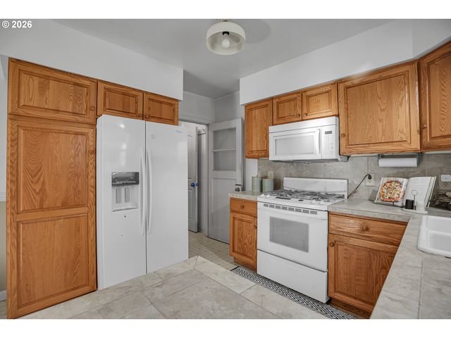 1023 Ne 172ND Ave, Portland, OR 97230